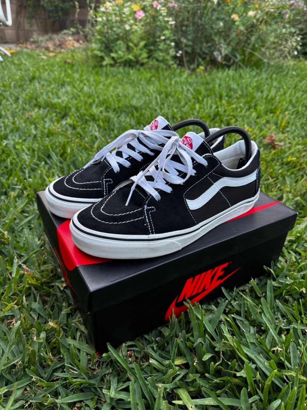 Vans Sk8 Low - black/white skate shoes
(M 9.5 / W 11)